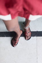 DOMINO slides — black & red leather